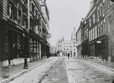 863577 Gezicht in de Lange Viestraat te Utrecht; op de achtergrond de Oudegracht met links de Potterstraat. In de Lange ...